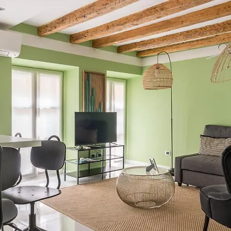 Apartment Plum Guide - Citrine Milan